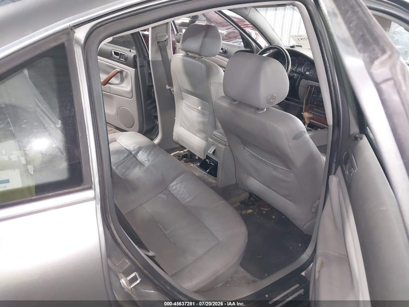 2002 Volkswagen Passat VIN WVWRH63B92P289633 IAAI salvage auction — WATER/FLOOD, Clear (Virginia), sold $275 on 2026-08-20 (photo 8)
