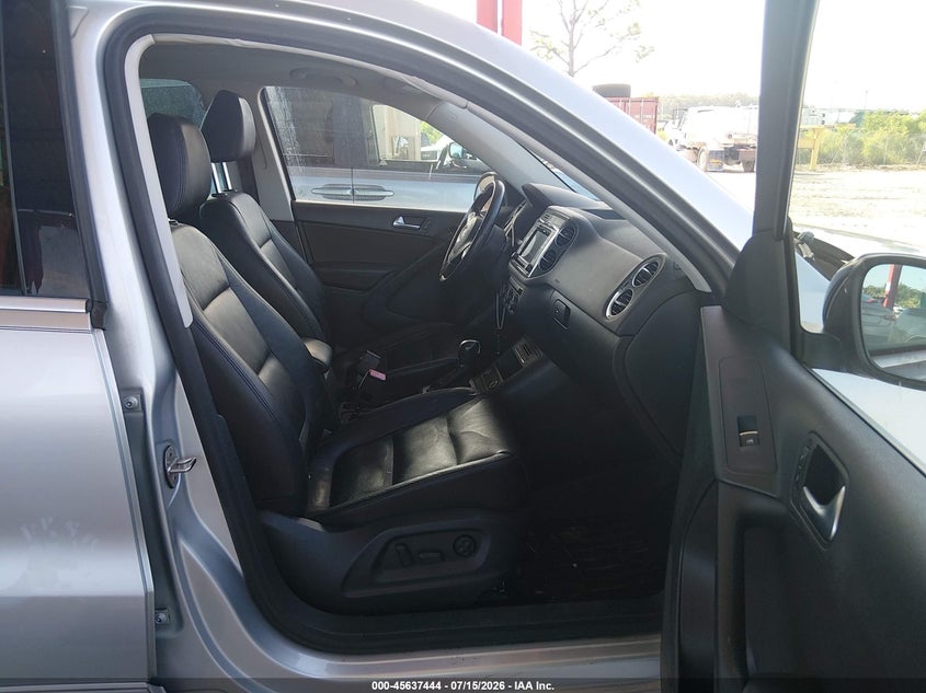 2017 Volkswagen Tiguan VIN WVGUV7AX7HK010902 IAAI salvage auction — NORMAL WEAR, Clear (Florida), sold $2,500 on 2026-07-28 (photo 5)