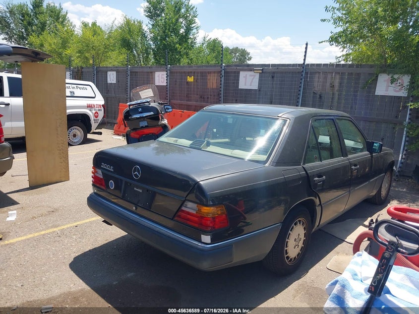 1992 Mercedes-benz 300 VIN WDBEA30E6NB613038 IAAI salvage auction — NORMAL WEAR, Clear (Colorado), sold $725 on 2026-07-28 (photo 4)