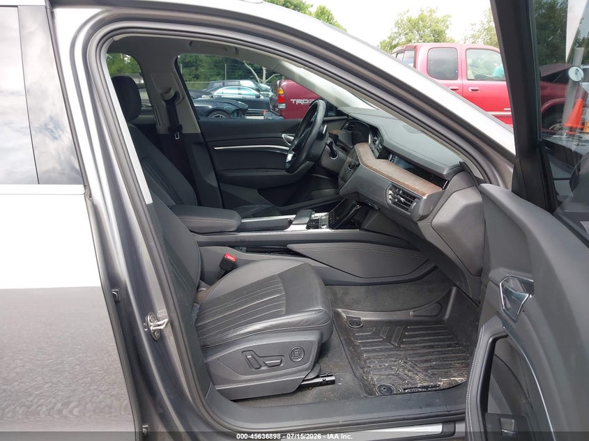2019 Audi E-tron VIN WA1LAAGE6KB008283 IAAI salvage auction — UNKNOWN, Wait Title, sold $13,200 on 2026-08-24 (photo 5)
