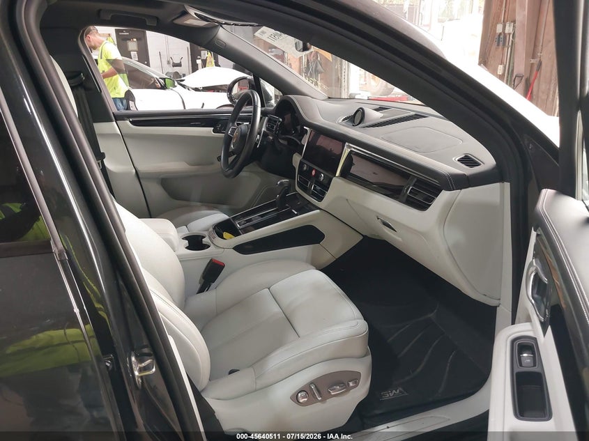2025 Porsche Macan VIN WP1AA2A57SLB00331 IAAI salvage auction — RIGHT SIDE, Mv-907A (New York), sold $27,000 on 2026-07-30 (photo 5)
