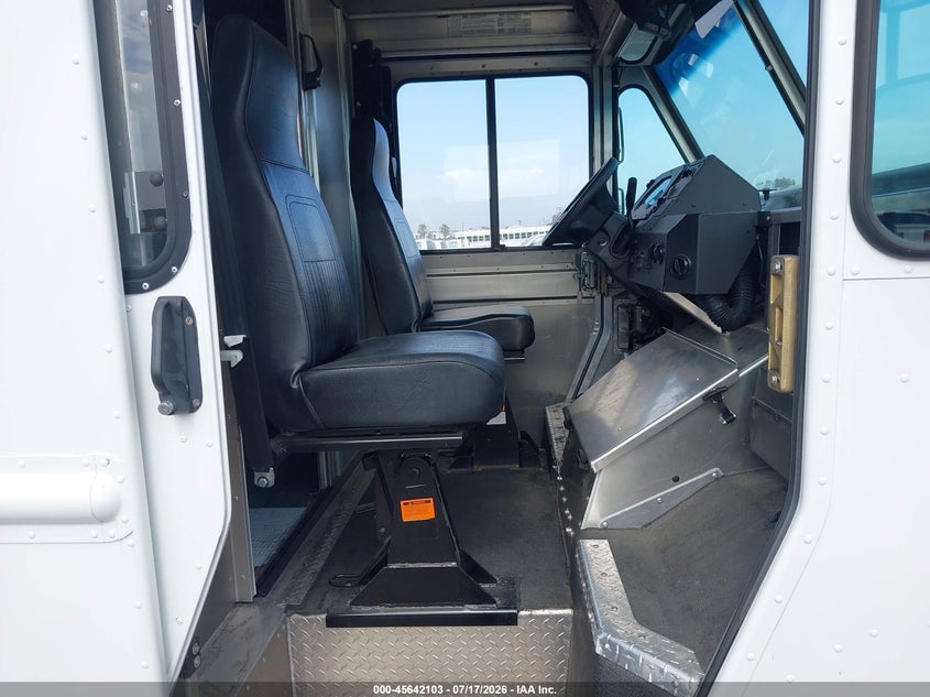 2021 Ford E-350 VIN 1FC3E3KK7MDC17946 IAAI salvage auction — REAR END, SF97 (California), sold $15,000 on 2026-08-25 (photo 5)