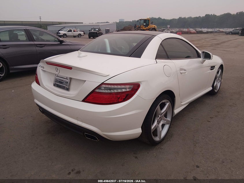 2014 Mercedes-benz Slk-klasse VIN WDDPK4HA1EF089634 IAAI salvage auction — HAIL, Salvage (Ohio), sold $7,200 on 2026-07-31 (photo 4)