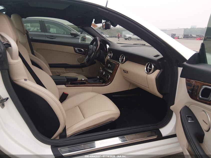 2014 Mercedes-benz Slk-klasse VIN WDDPK4HA1EF089634 IAAI salvage auction — HAIL, Salvage (Ohio), sold $7,200 on 2026-07-31 (photo 5)