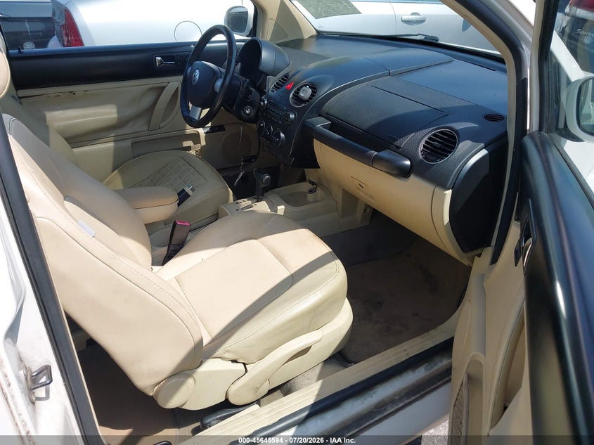 2009 Volkswagen Beetle VIN 3VWRW31CX9M509343 IAAI salvage auction — NORMAL WEAR, Clear (North Carolina), sold $250 on 2026-07-23 (photo 5)