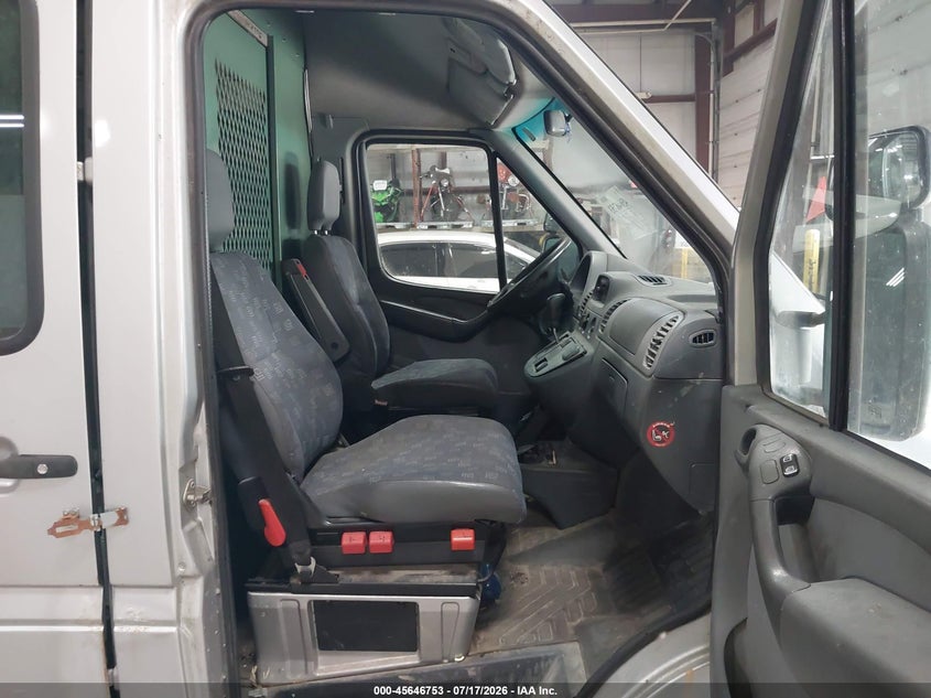 2004 Dodge Sprinter VIN WD2PD644745676813 IAAI salvage auction — NORMAL WEAR, Clear (Michigan), sold $525 on 2026-07-27 (photo 5)