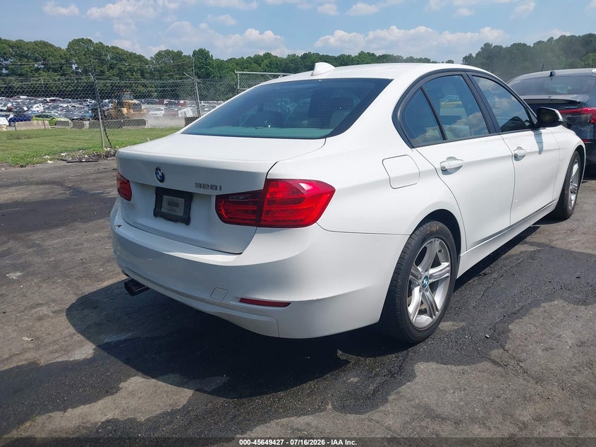 2013 BMW 3er VIN WBA3A5C51DF357265 IAAI salvage auction — NORMAL WEAR, Salvage Title, sold $500 on 2026-07-23 (photo 4)