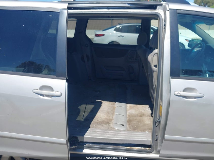 2006 Toyota Sienna VIN 5TDZA23C86S411383 IAAI salvage auction — NORMAL WEAR, Salvage Title - Dealer (California), sold $225 on 2026-07-29 (photo 8)