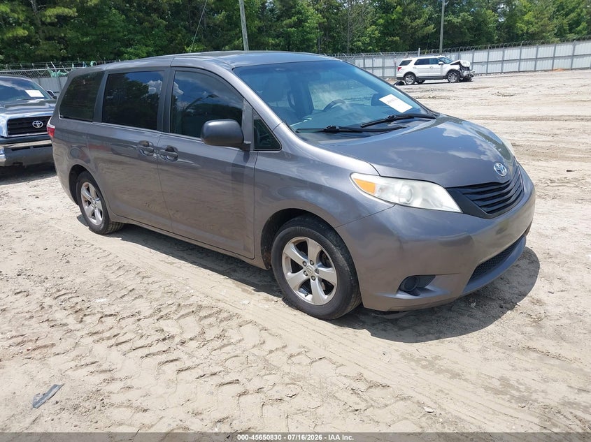 2017 Toyota Sienna VIN 5TDZZ3DC9HS879042 IAAI salvage auction — NORMAL WEAR, Clear (Georgia), sold $900 on 2026-07-30 (photo 1)