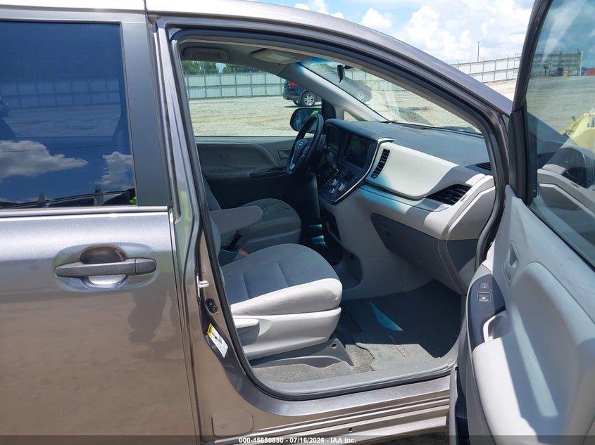 2017 Toyota Sienna VIN 5TDZZ3DC9HS879042 IAAI salvage auction — NORMAL WEAR, Clear (Georgia), sold $900 on 2026-07-30 (photo 5)