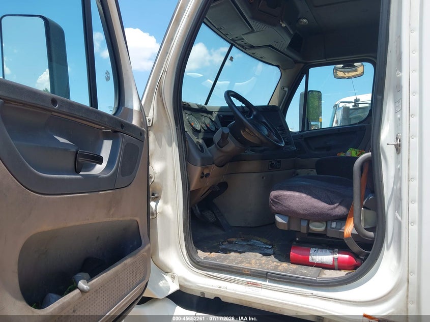 2014 Freightliner Cascadia 125 VIN 3AKJGED5XESFL2378 IAAI salvage auction — REPOSSESSION, Clear (Georgia), sold $1,850 on 2026-09-09 (photo 6)