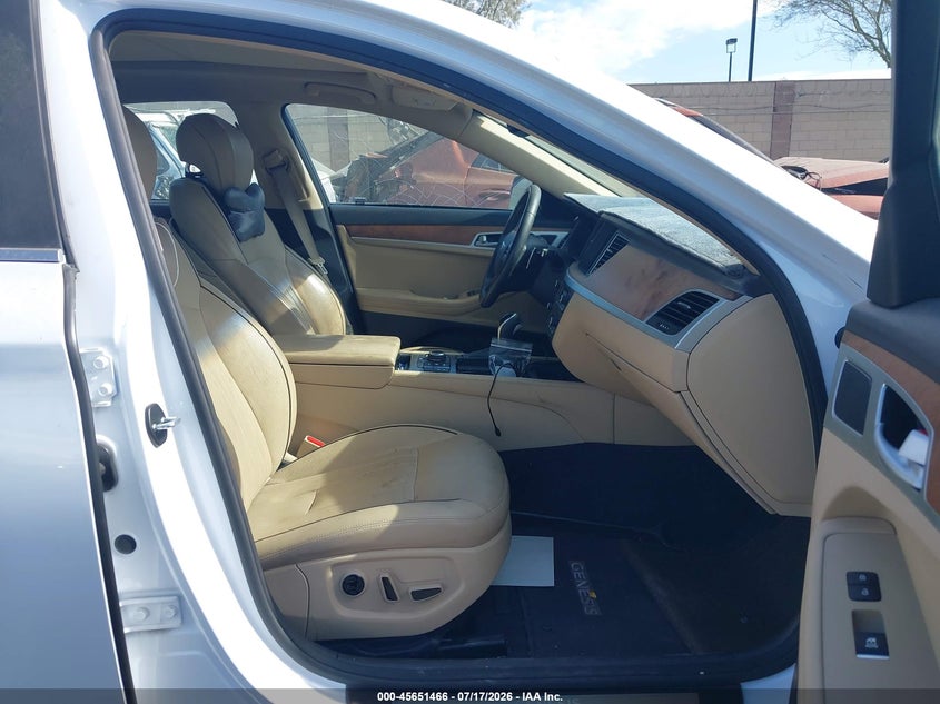 2015 Hyundai Genesis VIN KMHGN4JE1FU025813 IAAI salvage auction — SIDE, Salvage Title, sold $2,750 on 2026-10-08 (photo 5)