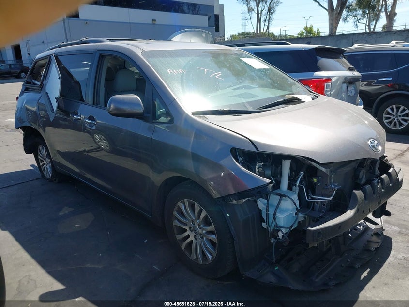 2017 Toyota Sienna VIN 5TDYZ3DC4HS852830 IAAI salvage auction — FRONT & REAR, Salvage Title, sold $3,150 on 2026-07-29 (photo 1)