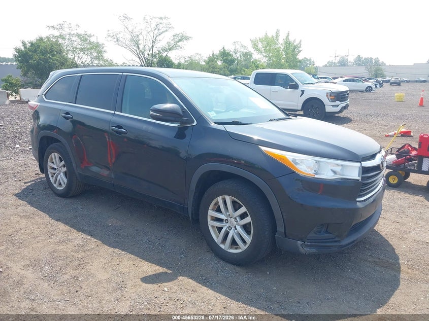 2015 Toyota Highlander VIN 5TDBKRFH2FS152646 IAAI salvage auction — NORMAL WEAR, Clear (New York), sold $2,400 on 2026-07-28 (photo 1)