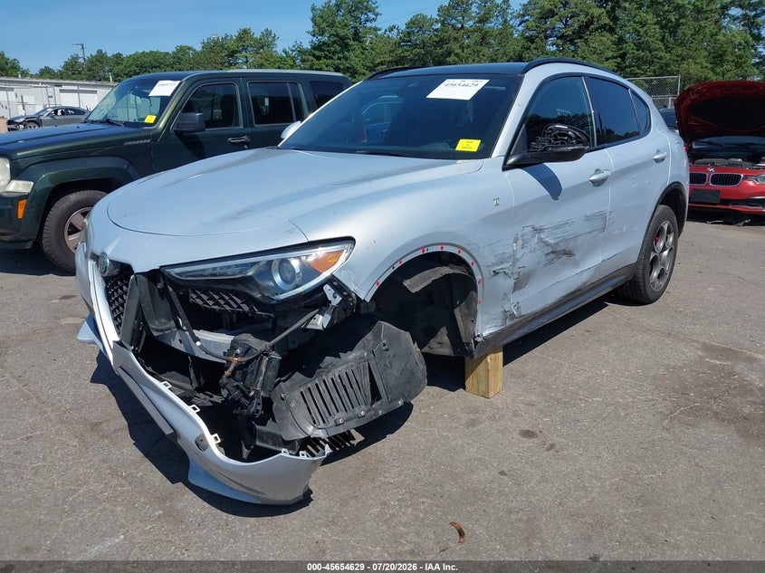 2022 Alfa romeo Stelvio VIN ZASPAKBN8N7D40065 IAAI salvage auction — LEFT SIDE, Wait Title, sold $7,600 on 2026-09-11 (photo 2)