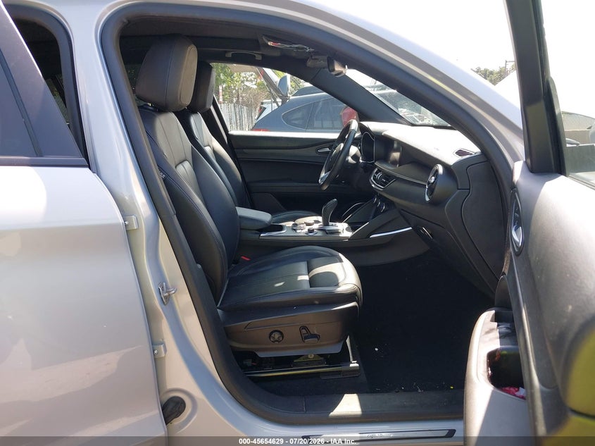 2022 Alfa romeo Stelvio VIN ZASPAKBN8N7D40065 IAAI salvage auction — LEFT SIDE, Wait Title, sold $7,600 on 2026-09-11 (photo 5)