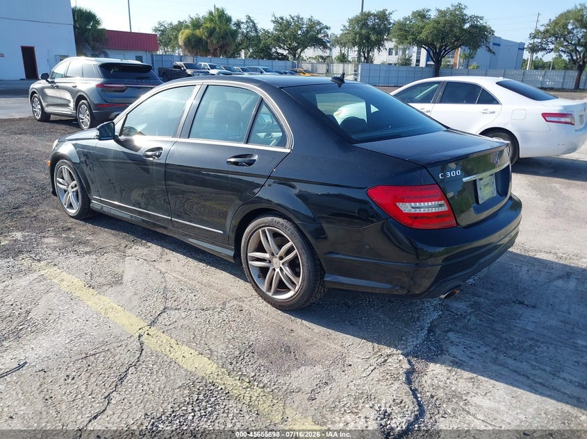 2014 Mercedes-benz C-klasse VIN WDDGF8AB1ER318200 IAAI salvage auction — NORMAL WEAR, Clear (Florida), sold $1,000 on 2026-07-29 (photo 3)