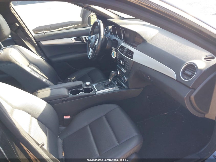 2014 Mercedes-benz C-klasse VIN WDDGF8AB1ER318200 IAAI salvage auction — NORMAL WEAR, Clear (Florida), sold $1,000 on 2026-07-29 (photo 5)