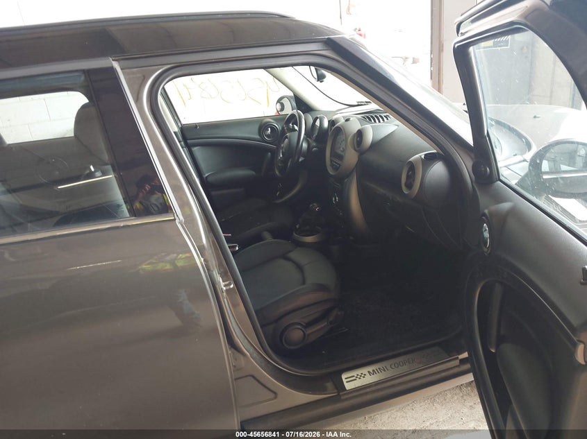 2011 Mini Cooper VIN WMWZC5C57BWH99164 IAAI salvage auction — NORMAL WEAR, Clear (Minnesota), sold $250 on 2026-07-29 (photo 5)