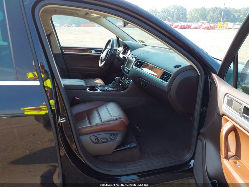 2012 Volkswagen Touareg VIN WVGFK9BPXCD000292 IAAI salvage auction — NORMAL WEAR, Clear (New Jersey), sold $125 on 2026-07-30 (photo 5)