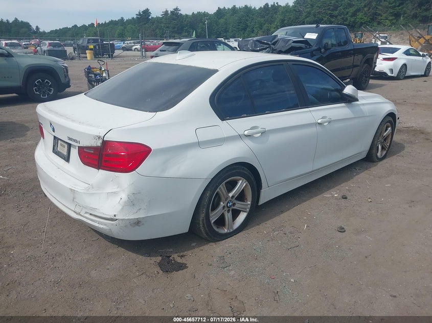 2013 BMW 3er VIN WBA3B5C5XDF592387 IAAI salvage auction — NORMAL WEAR, Clear (Massachusetts), sold $650 on 2026-07-31 (photo 4)