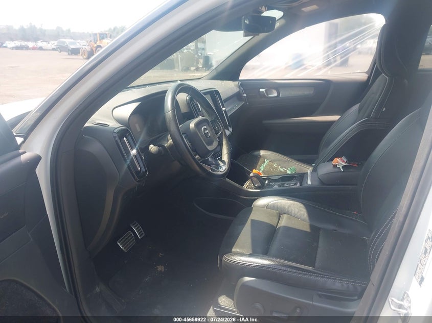 2021 Volvo Xc40 VIN YV4162UM6M2409879 IAAI salvage auction — SIDE, Salvage Title, sold $5,450 on 2026-08-09 (photo 5)