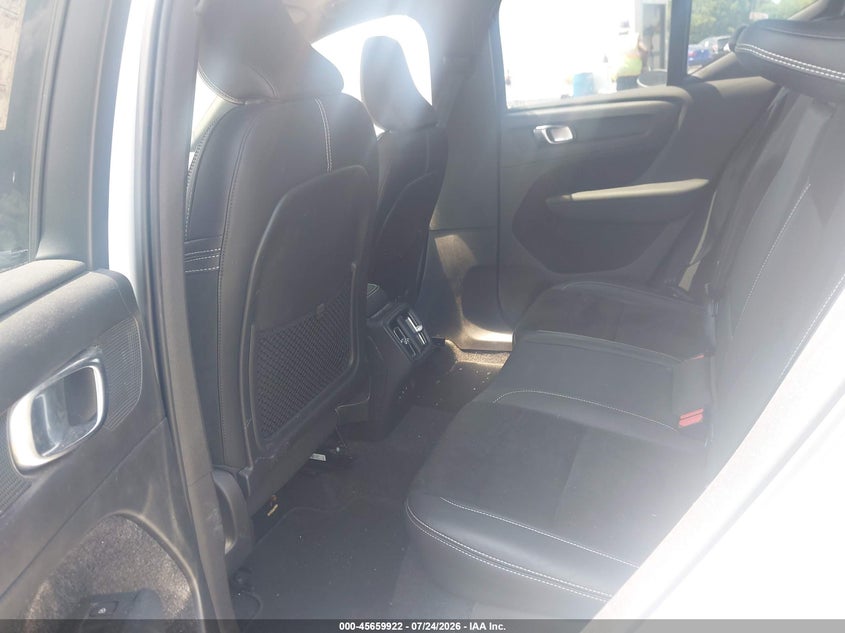 2021 Volvo Xc40 VIN YV4162UM6M2409879 IAAI salvage auction — SIDE, Salvage Title, sold $5,450 on 2026-08-09 (photo 8)