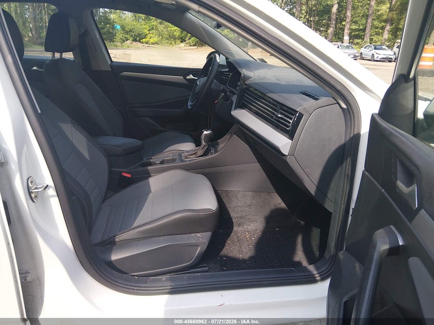 2025 Volkswagen Jetta VIN 3VW7X7BU6SM040325 IAAI salvage auction — REAR END, Salvage Title, sold $10,400 on 2026-09-08 (photo 5)