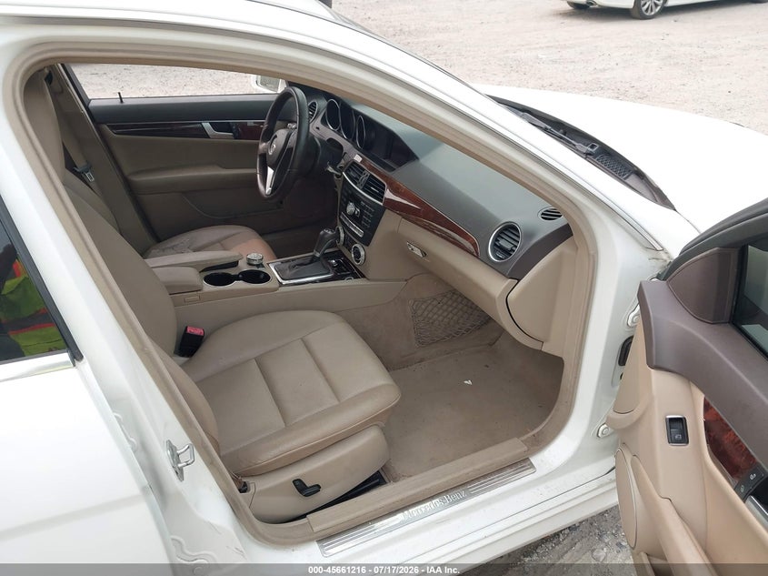 2013 Mercedes-benz C class VIN WDDGF8AB9DA819963 IAAI salvage auction — NORMAL WEAR, Clear (New Jersey), sold $875 on 2026-07-28 (photo 5)