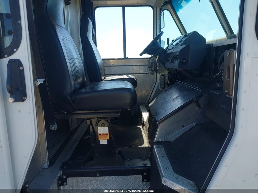 2017 Ford E-350 VIN 1FC3E3KS7HDC65176 IAAI salvage auction — SIDE, SF97 (California), sold $11,750 on 2026-08-25 (photo 5)