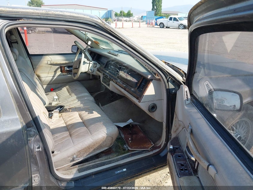 1992 Lincoln TOWN CAR VIN 1LNLM81W4NY638727 IAAI salvage auction — NORMAL WEAR, Clear (Montana), sold $25 on 2026-07-29 (photo 5)