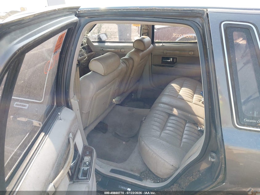 1992 Lincoln TOWN CAR VIN 1LNLM81W4NY638727 IAAI salvage auction — NORMAL WEAR, Clear (Montana), sold $25 on 2026-07-29 (photo 8)