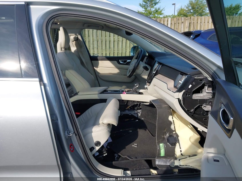2018 Volvo Xc60 VIN YV4102RLXJ1045436 IAAI salvage auction — SIDE, Wait Title, sold $6,100 on 2026-08-20 (photo 5)