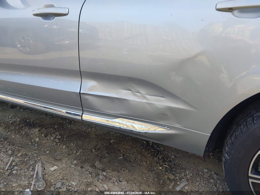 2018 Volvo Xc60 VIN YV4102RLXJ1045436 IAAI salvage auction — SIDE, Wait Title, sold $6,100 on 2026-08-20 (photo 6)