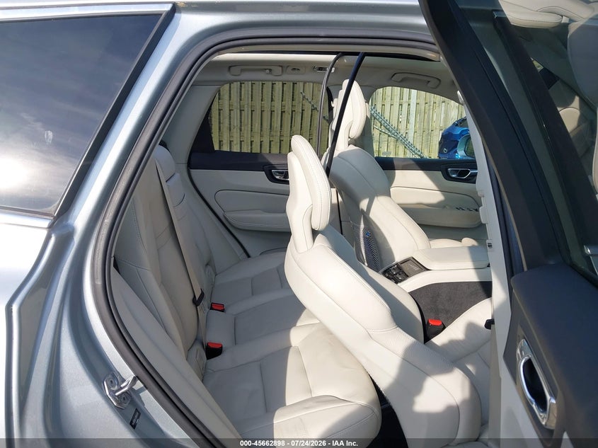 2018 Volvo Xc60 VIN YV4102RLXJ1045436 IAAI salvage auction — SIDE, Wait Title, sold $6,100 on 2026-08-20 (photo 8)