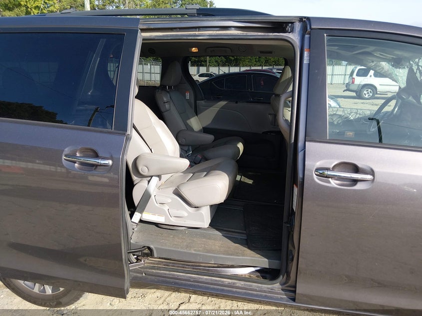 2019 Toyota Sienna VIN 5TDYZ3DC7KS996606 IAAI salvage auction — FRONT END, Salvage Title, sold $7,600 on 2026-08-20 (photo 8)