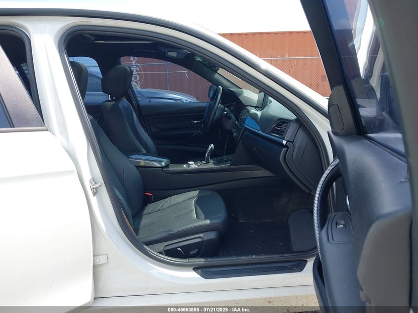 2013 BMW 3er VIN WBA3A5G51DNP21247 IAAI salvage auction — WATER/FLOOD, Salvage Title, sold $575 on 2026-10-10 (photo 5)