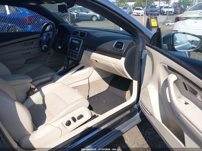 2015 Volkswagen Eos VIN WVWFW8AH6FV000768 IAAI salvage auction — NORMAL WEAR, Wait Title, sold $525 on 2026-08-03 (photo 5)