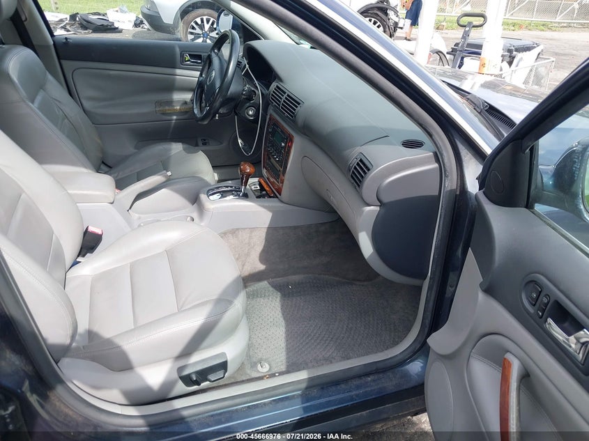 2005 Volkswagen Passat VIN WVWYU63B05E041424 IAAI salvage auction — NORMAL WEAR, Clear (Michigan), sold $375 on 2026-08-06 (photo 5)