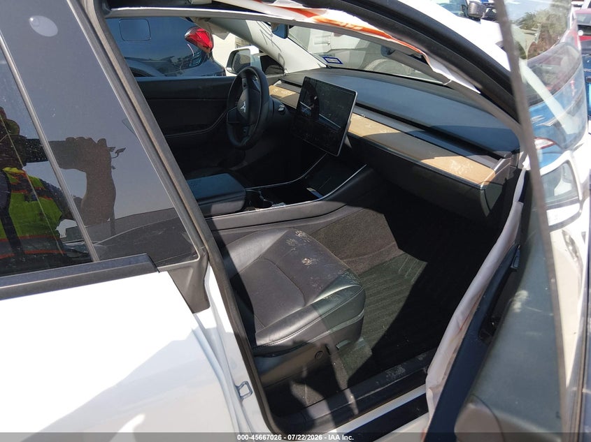 2020 Tesla Model y VIN 5YJYGDEE1LF009628 IAAI salvage auction — SIDE, Salvage Title, sold $6,600 on 2026-09-08 (photo 5)