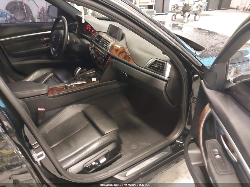 2017 BMW 3er VIN WBA8B9G38HNU55188 IAAI salvage auction — SIDE, Salvage Title, sold $6,100 on 2026-08-19 (photo 5)