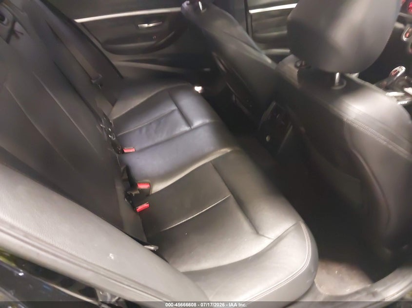 2017 BMW 3er VIN WBA8B9G38HNU55188 IAAI salvage auction — SIDE, Salvage Title, sold $6,100 on 2026-08-19 (photo 8)