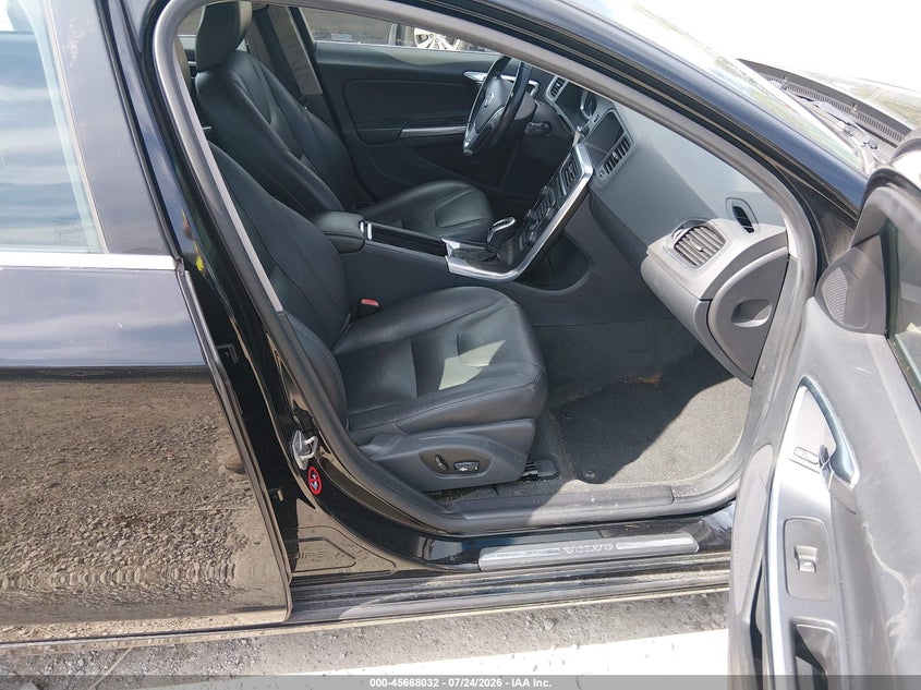 2015 Volvo V60 VIN YV140MEBXF1207429 IAAI salvage auction — LEFT FRONT, Salvage Title, sold $675 on 2026-08-17 (photo 5)