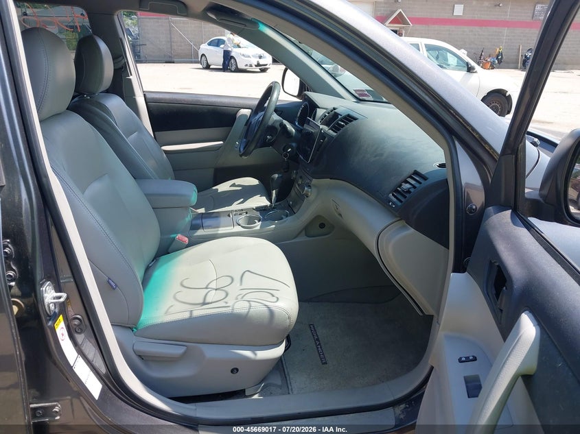 2010 Toyota Highlander VIN 5TDBK3EH1AS003815 IAAI salvage auction — NORMAL WEAR, Original (Maine), sold $2,900 on 2026-08-01 (photo 5)