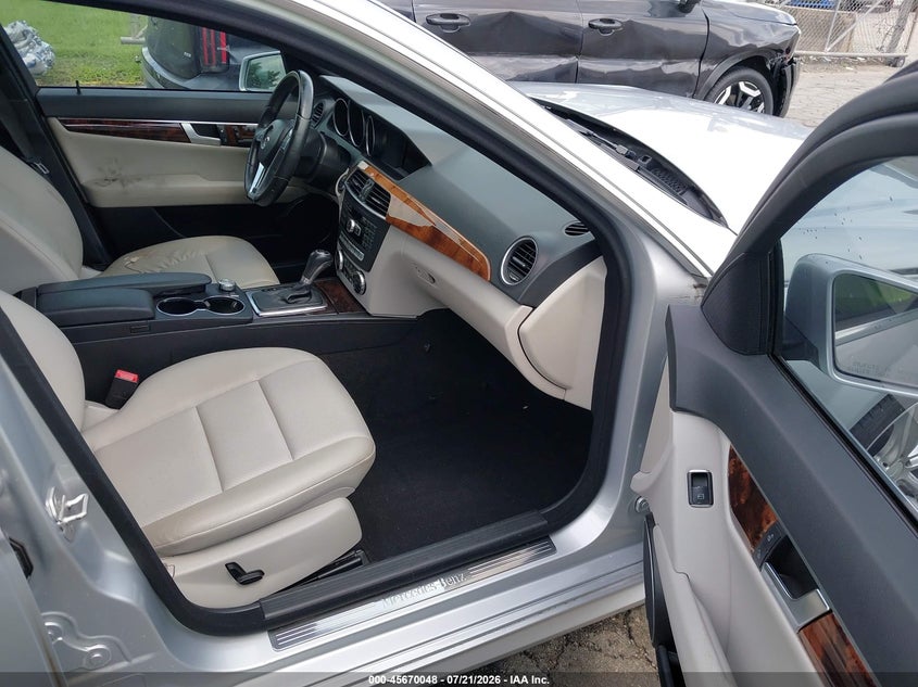 2013 Mercedes-benz C-klasse VIN WDDGF4HB6DR298961 IAAI salvage auction — FRONT END, Salvage Title, sold $2,000 on 2026-08-06 (photo 5)