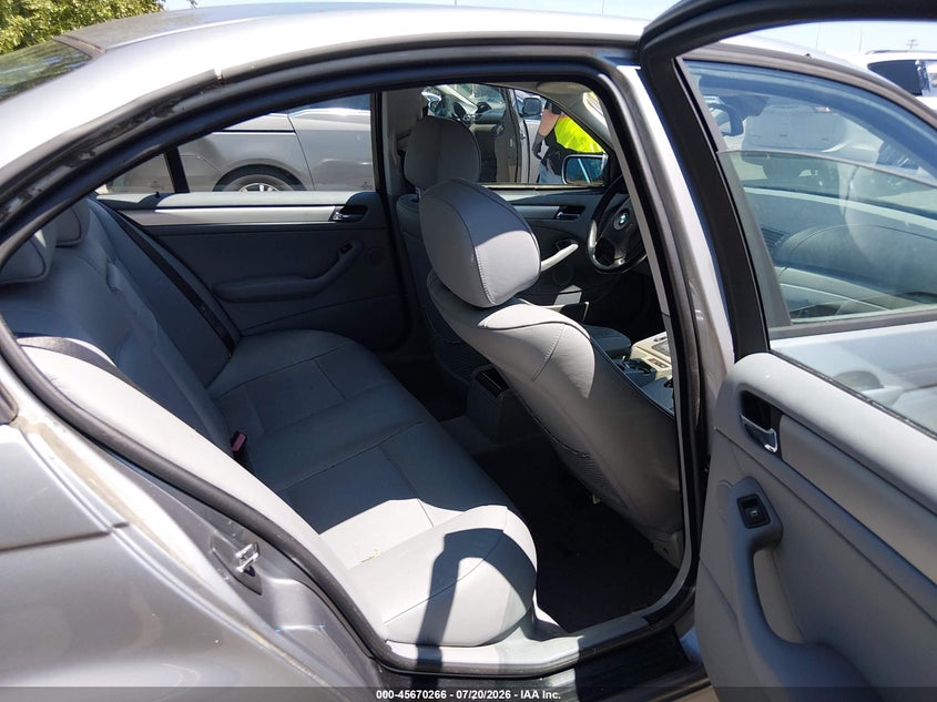 2004 BMW 3 series VIN WBAEU33484PR13982 IAAI salvage auction — NORMAL WEAR, Clear (New Jersey), sold $50 on 2026-07-27 (photo 8)