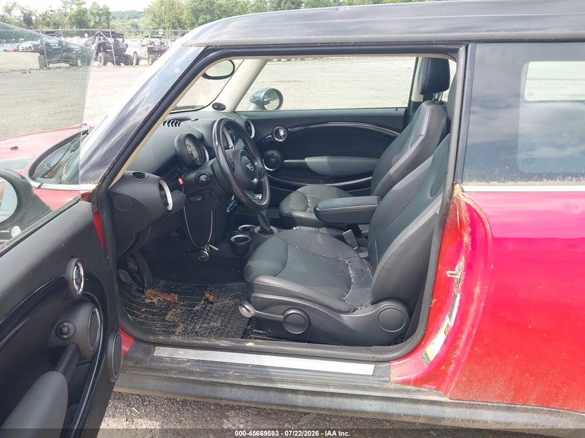 2011 Mini Cooper clubman VIN WMWZF3C56BTX81975 IAAI salvage auction — HAIL, Salvage (Ohio), sold $500 on 2026-08-03 (photo 5)