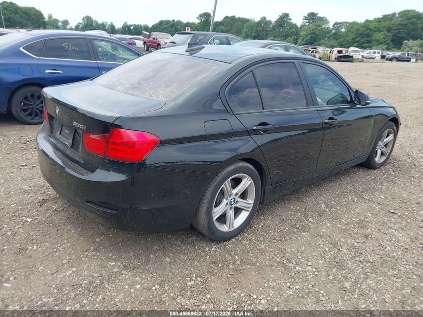 2015 BMW 3er VIN WBA3B1C5XF5A05836 IAAI salvage auction — NORMAL WEAR, Clear (New York), sold $575 on 2026-08-18 (photo 4)