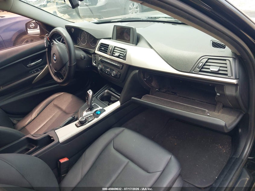2015 BMW 3er VIN WBA3B1C5XF5A05836 IAAI salvage auction — NORMAL WEAR, Clear (New York), sold $575 on 2026-08-18 (photo 5)