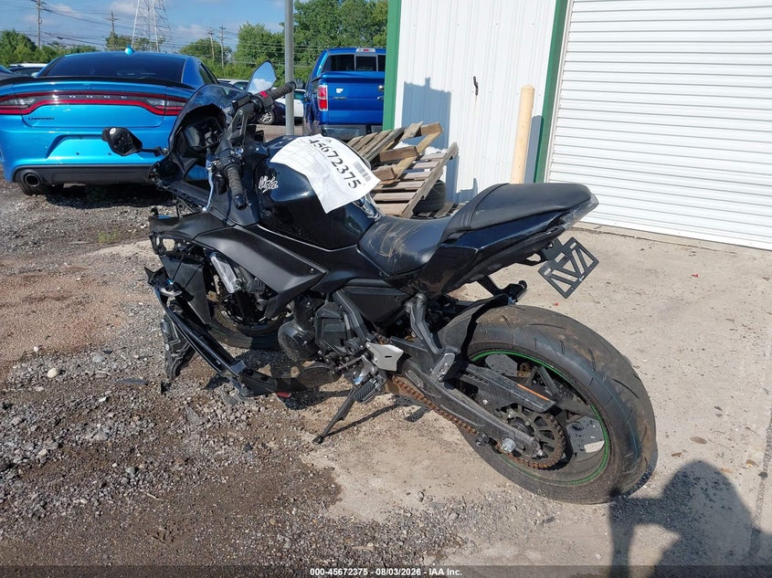 2025 Kawasaki Ninja VIN ML5EXER11SDAF6432 IAAI salvage auction — ROLLOVER, Salvage Title, sold $875 on 2026-09-03 (photo 3)